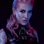 Cybernetics, D.Starkey, S.Burton, FRK.03, styl cyberpunk, upięcie, truskawkowy blond, luźne kosmyki, SUZI, Sumirska