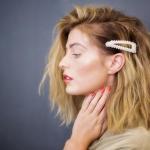 URBAN GIRL, pielęgnuje włosy, niedbale wystylizowanymi, lokach, falach, Zuzanna Sumirska, abcfryzjera, wsuwki, spinki